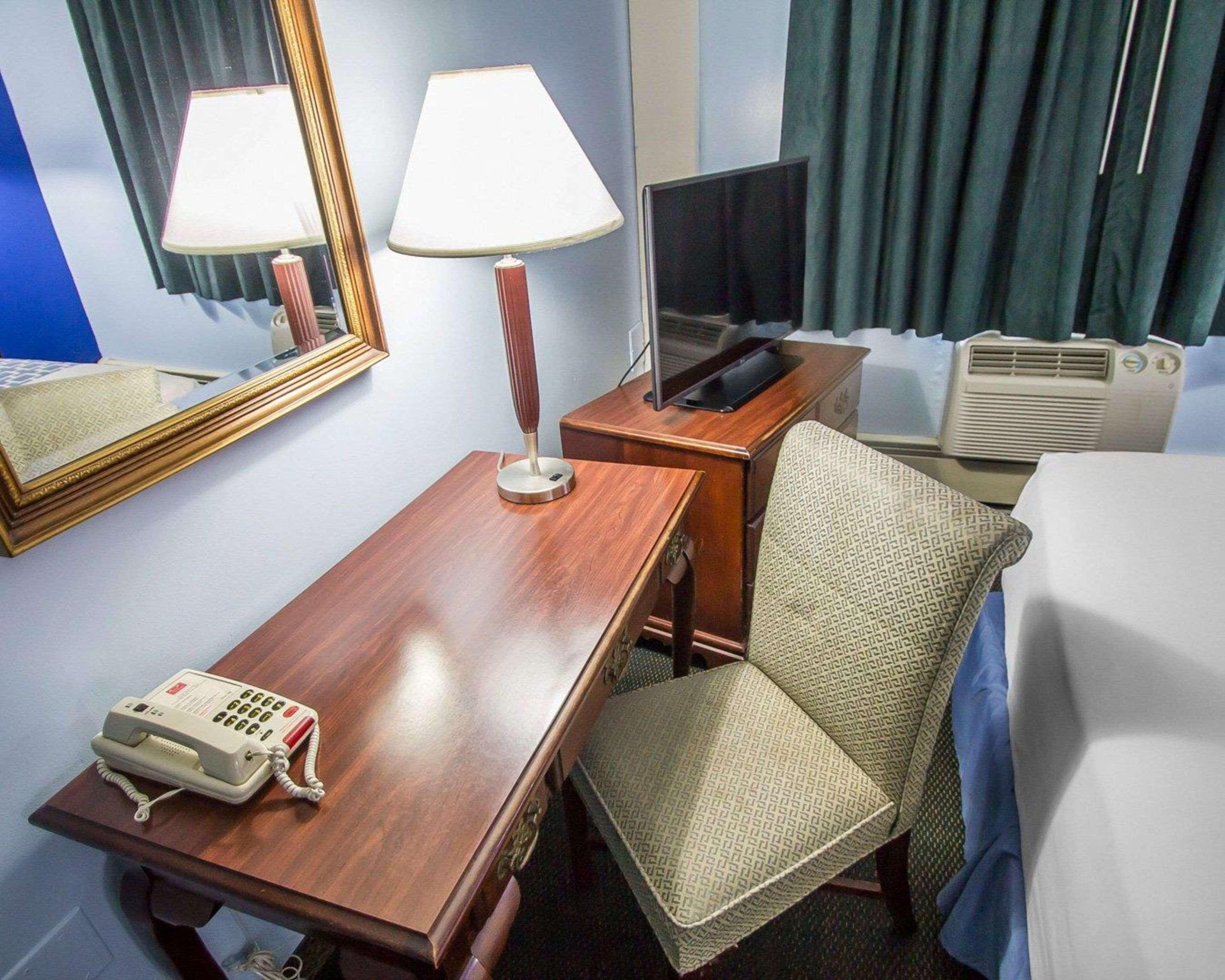 Econo Lodge Inn & Suites Airport Windsor Locks Exterior foto