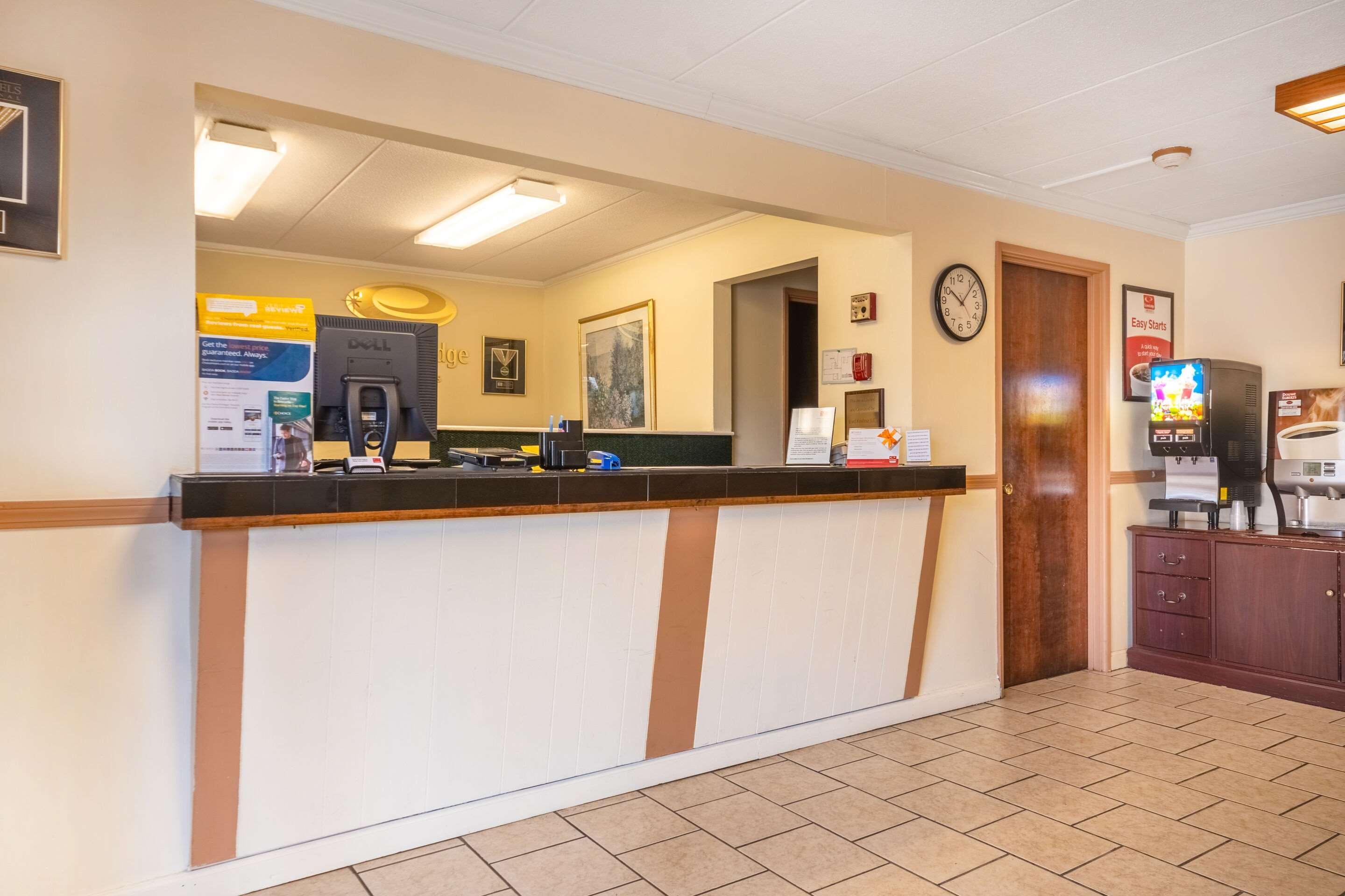 Econo Lodge Inn & Suites Airport Windsor Locks Exterior foto