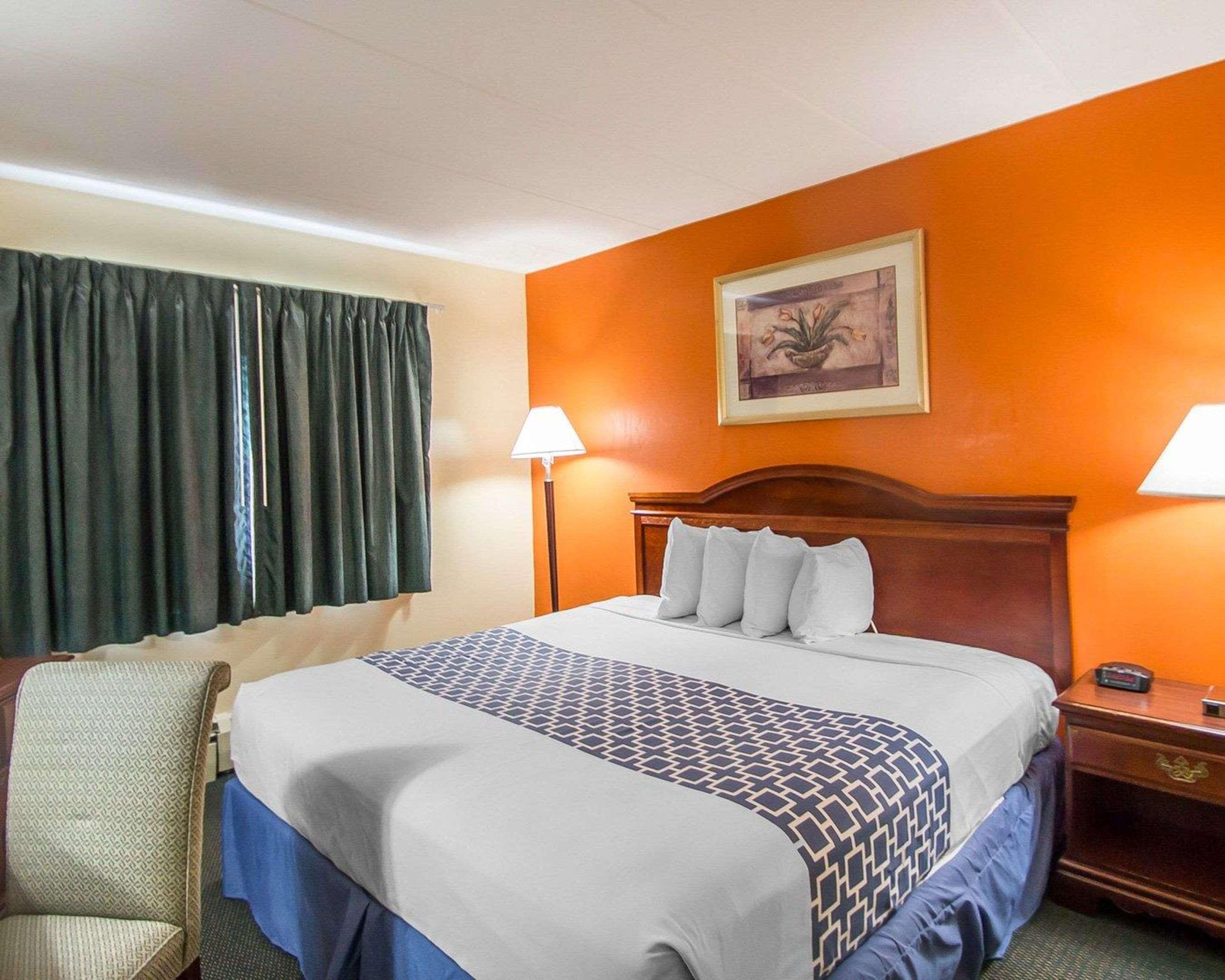 Econo Lodge Inn & Suites Airport Windsor Locks Exterior foto