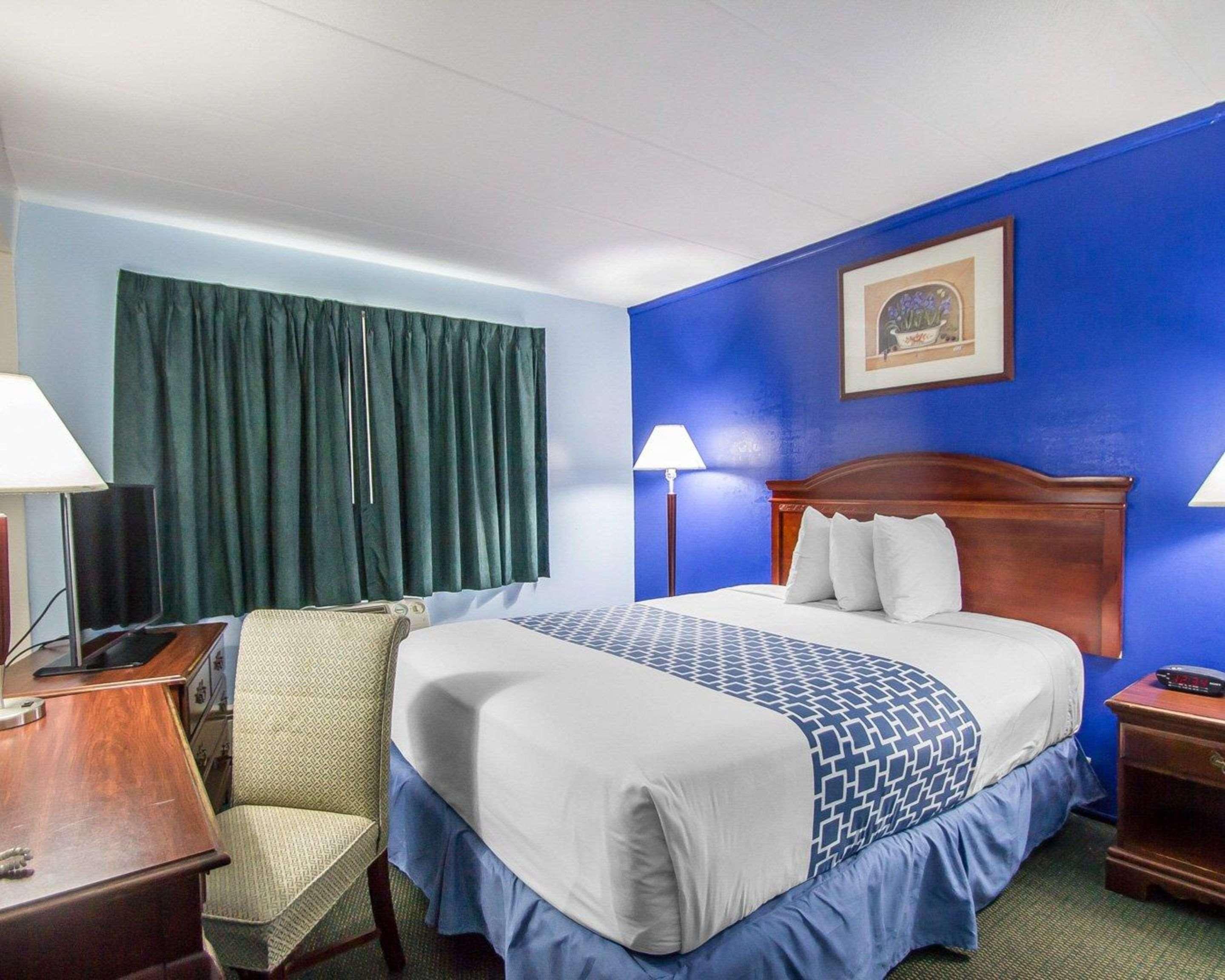 Econo Lodge Inn & Suites Airport Windsor Locks Exterior foto
