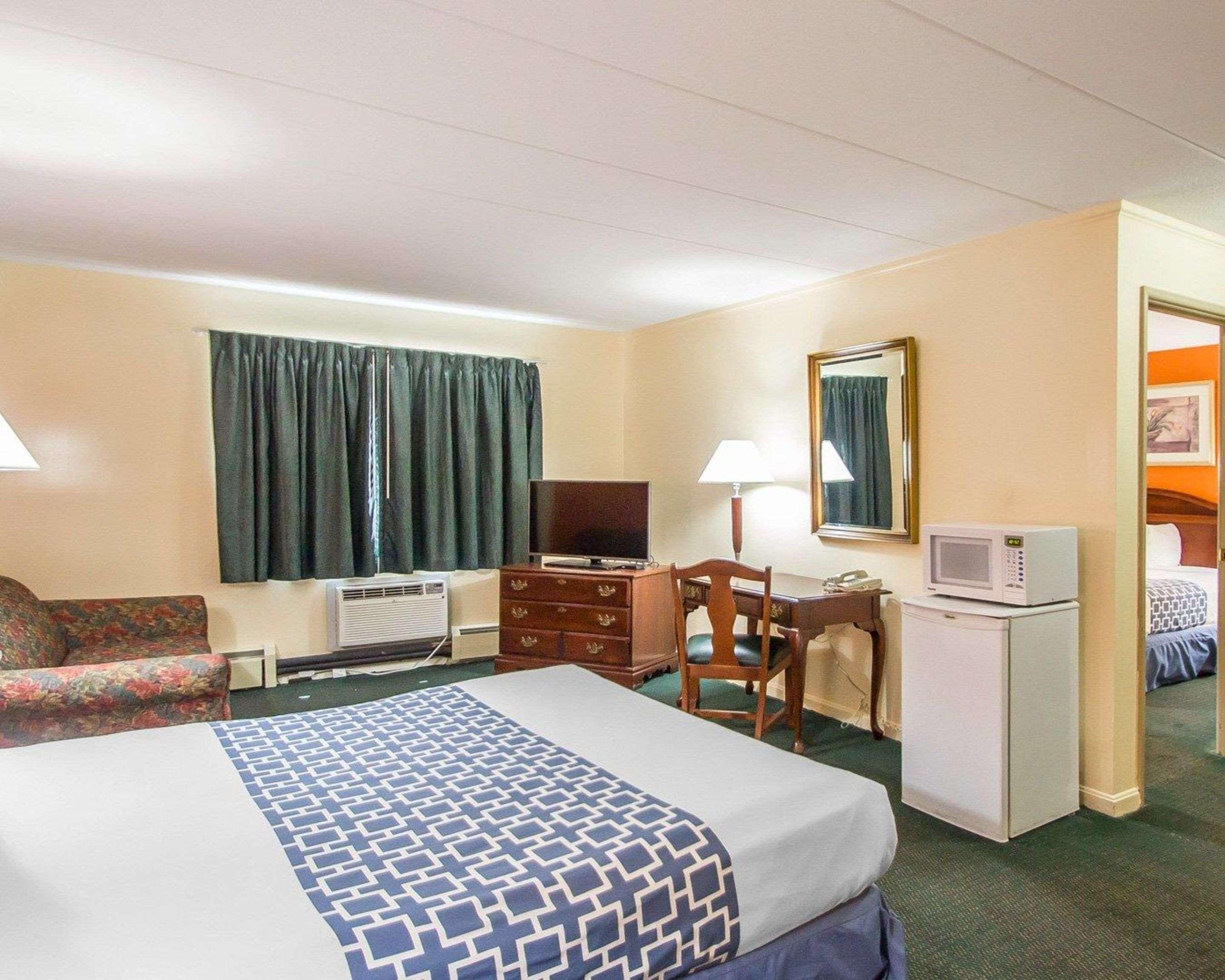 Econo Lodge Inn & Suites Airport Windsor Locks Exterior foto